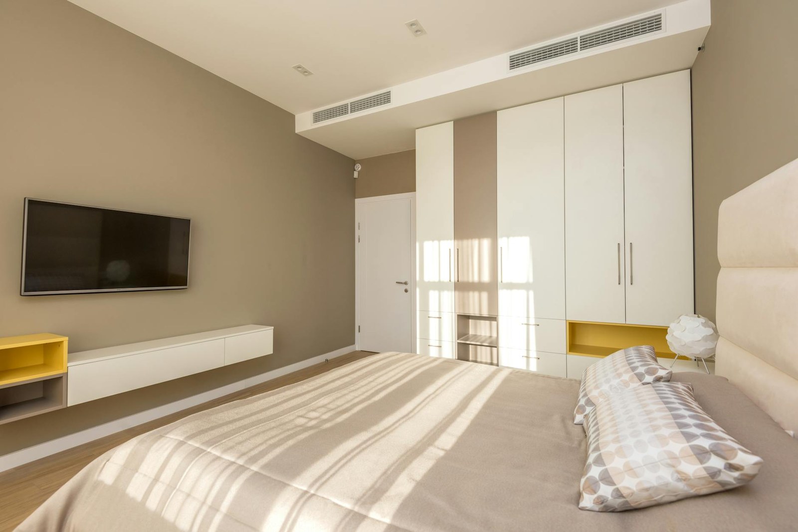 Built-In Wardrobes vs Walk-In Robes — Which Suits Your Bedroom?