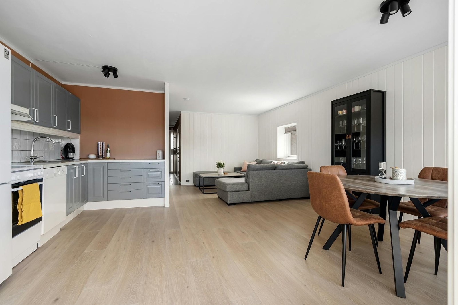 Open-Plan Kitchen vs Closed Kitchen — Which Adds More Value?